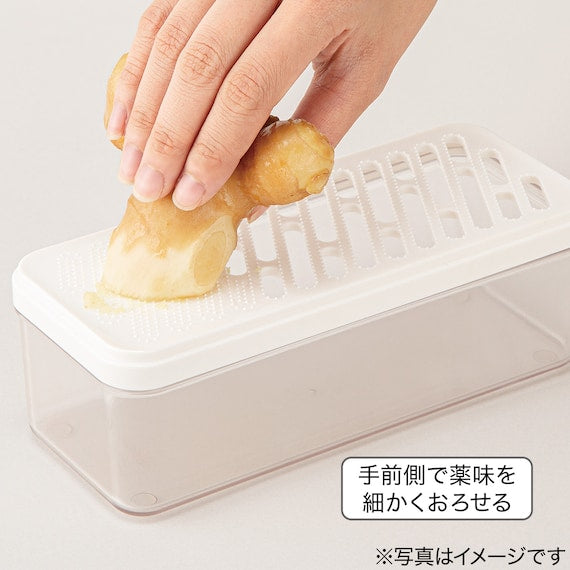 GRATER WITH A SAUCER